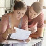 Ein Ehepaar berechnet, ob sich ein Immobilienkredit lohnt